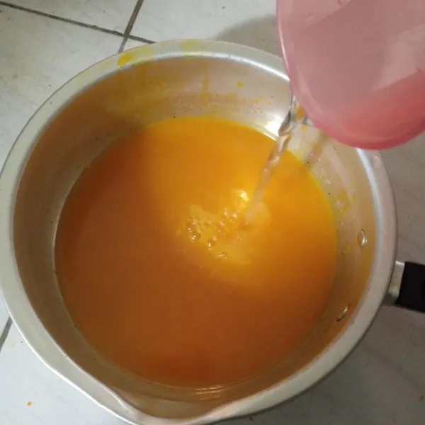 Tambahkan 700 ml air.