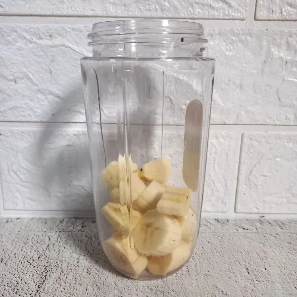 Kupas dan potong-potong pisang. Kemudian masukkan ke dalam blender.