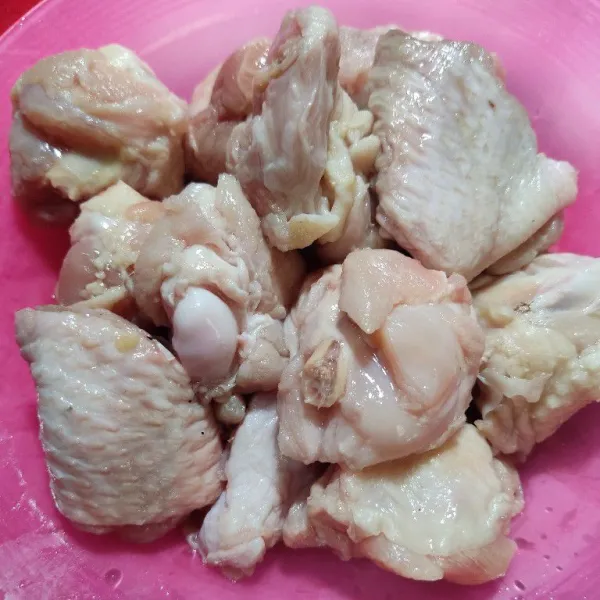 Bersihkan ayam kemudian beri air jeruk nipis, diamkan beberapa menit lalu bilas. Sisihkan.