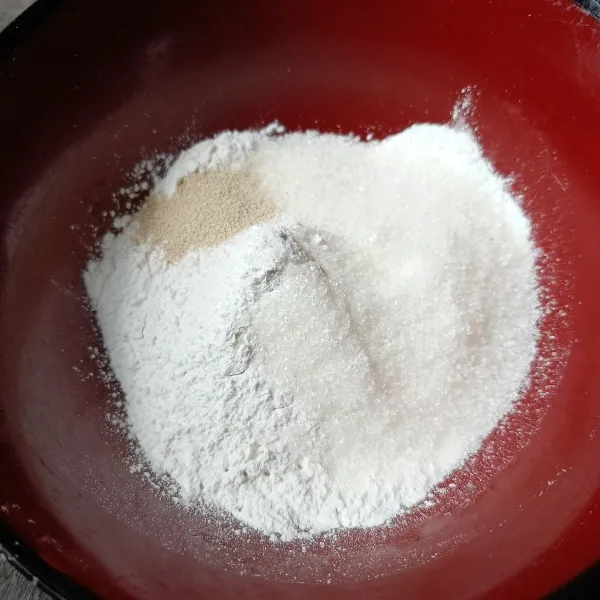 Campur tepung terigu, tepung beras, gula pasir dan garam.