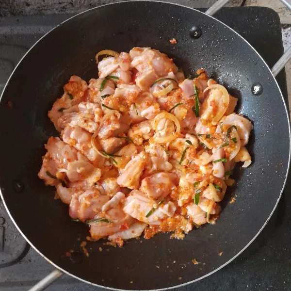 Masukkan ayam, masak hingga ayam berubah warna.
