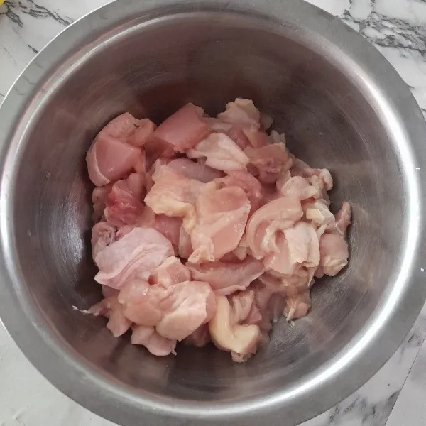 Potong ayam fillet seukuran gigitan, sisihkan.