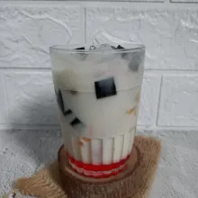 Tuang susu cair secukupnya. Aduk dan sajikan.