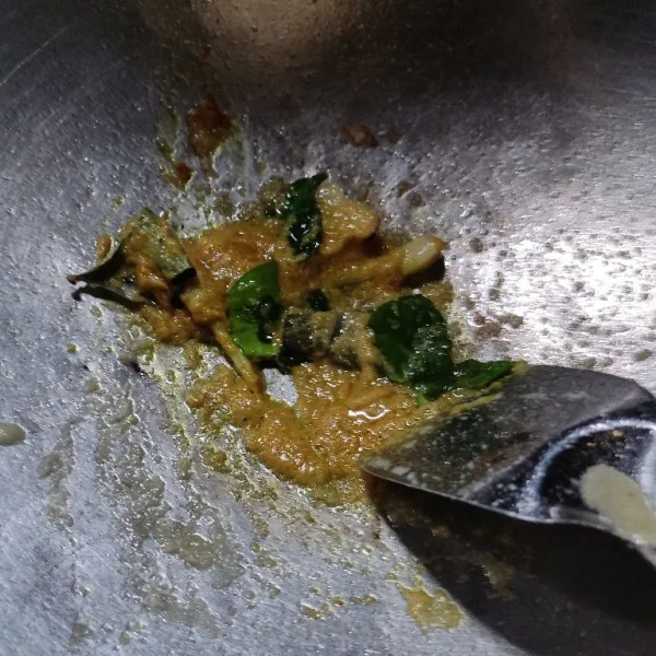 Panaskan minyak lalu tumis bumbu halus hingga wangi, kemudian masukkan bumbu cemplung, tumis hingga bumbu matang.