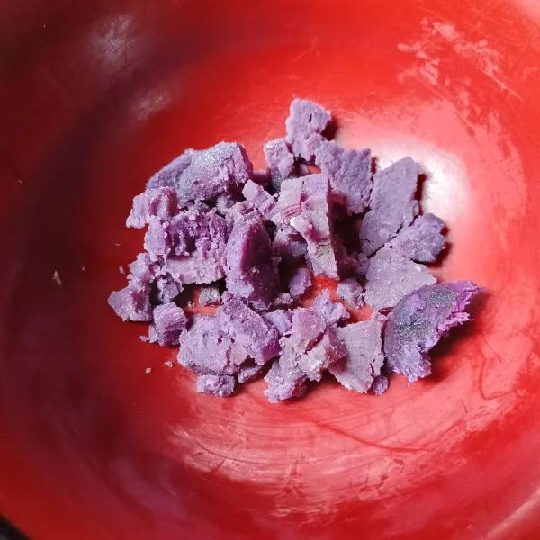 Kukus ubi ungu sampai matang, kemudian blender ubi ungu dengan santan sampai halus.