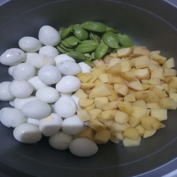 Kupas kentang, potong dadu, lalu goreng sampai matang. Angkat dan sisihkan. Kupas telur puyuh, goreng sampai kecoklatan, angkat dan sisihkan. Kupas pete, belah dua, cuci bersih, dan sisihkan.