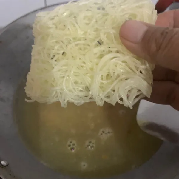 Tambahkan air dan bihun.