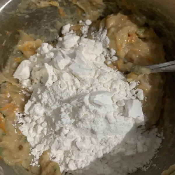 Beri tepung sagu, garam, kaldu jamur, dan saus tiram aduk merata.