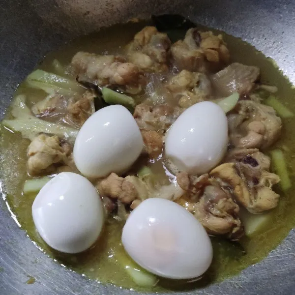 Menjelang matang, masukkan telur rebus, beri gula, garam, dan kaldu bubuk.