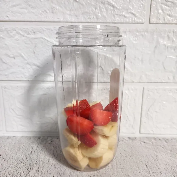 Cuci strawberry sampai bersih. Kemudian potong-potong dan masukkan ke dalam blender.