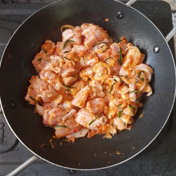 Masukkan ayam, masak hingga berubah warna.