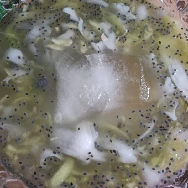 Tambahan es batu dan sirup, aduk rata.