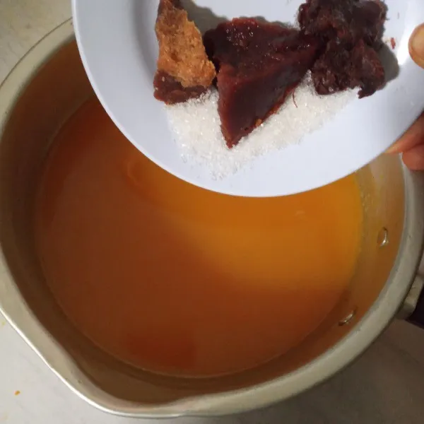 Masukkam gula dan asam jawa.