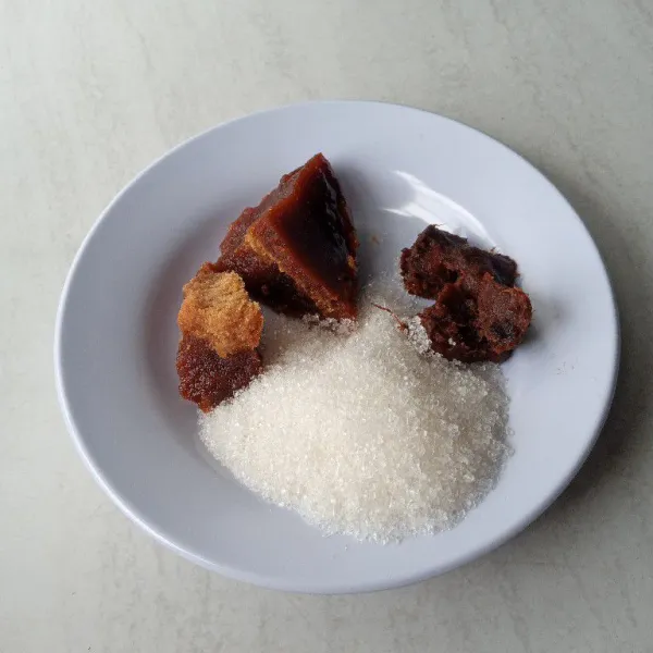 Siapkan gula merah, gula pasir, dan asam jawa.