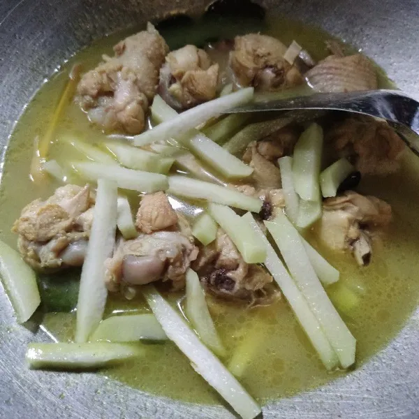 Tambahkan air, setelah mendidih dan ayam empuk, masukkan labu siam, aduk.