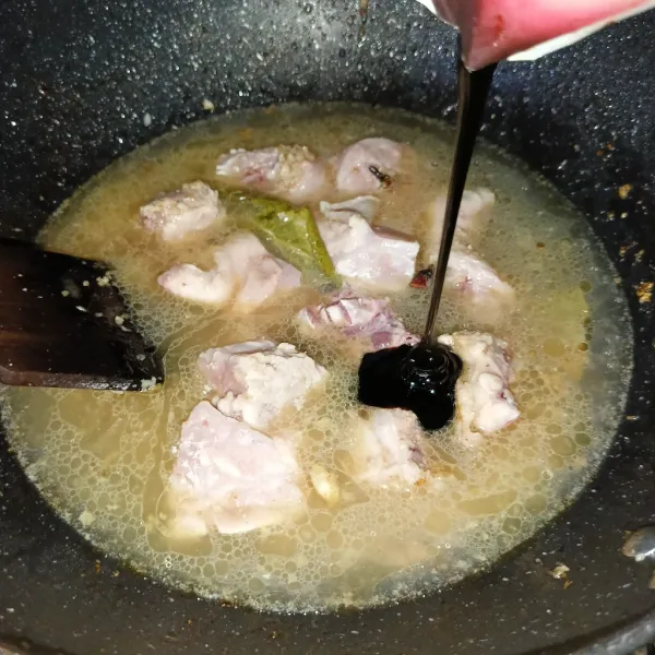 Tuang air dan kecap manis, aduk rata.