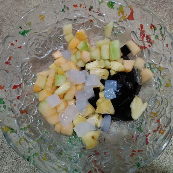Masukkan semua bahan ke dalam mangkok, nanas, melon, jelly cincau dan nata de coco.