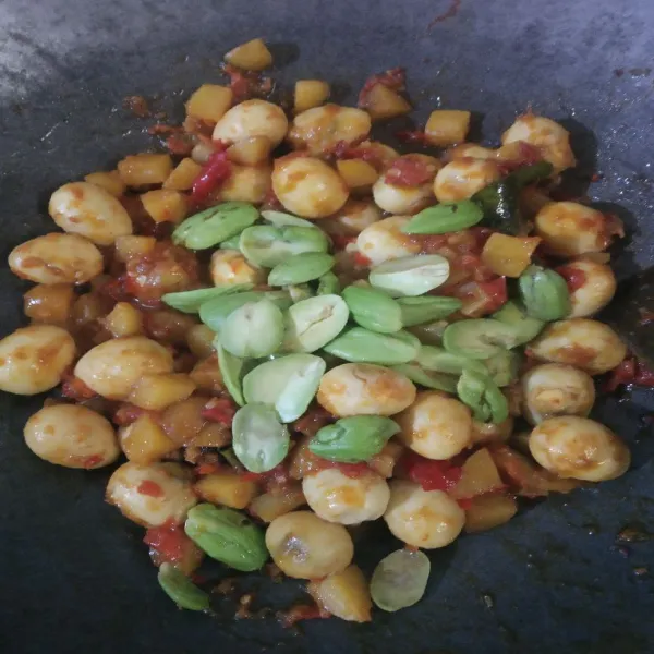 Terakhir masukkan pete, aduk rata. Masak sebentar saja atau sampai pete layu. Koreksi rasanya dan matikan api. Siap disajikan ❤️.