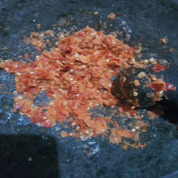 Ulek atau blender semua bahan bumbu balado sampai halus, sisihkan.