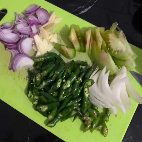 Siapkan bahan bumbu tumisan.