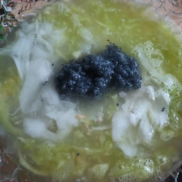 Campur buah melon dengan air kelapa muda, daging kelapa muda dan biji selasih.