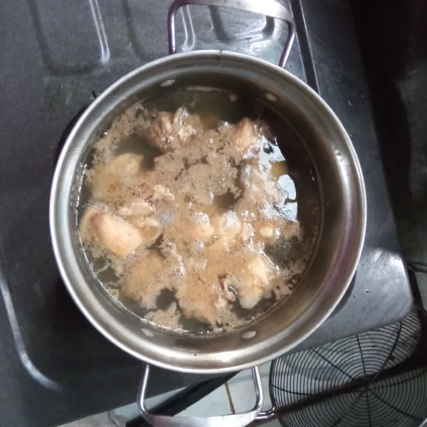 Ayam dipotong kecil kemudian direbus sebentar agar kotorannya keluar, kemudian disaring.