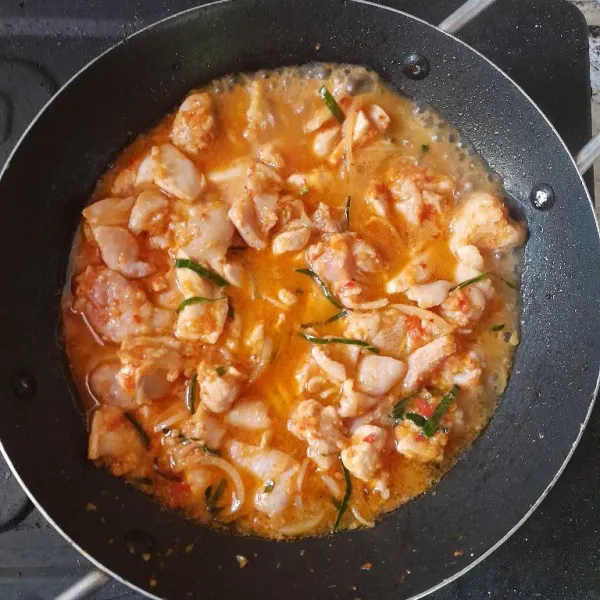 Tambahkan air, masukkan bumbu-bumbu, biarkan mendidih, cicipi rasanya.