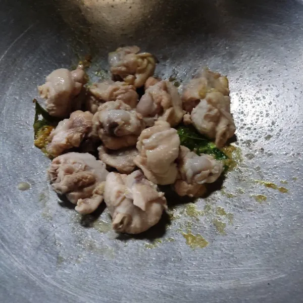 Masukkan ayam, aduk hingga ayam berubah warna.