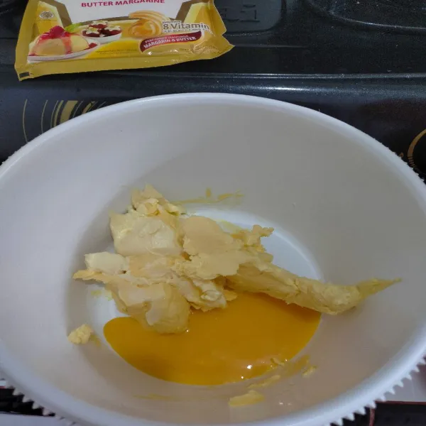 Masukan butter margarine dan kuning telur ke dalam wadah.
