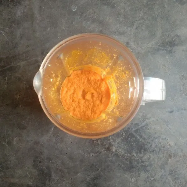Haluskan bumbu yang telah disiapkan.