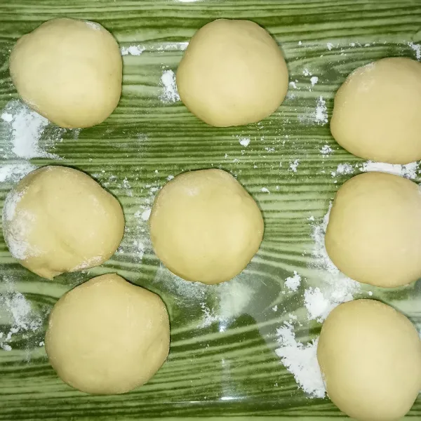 Bagi adonan masing-masing 25 gram kemudian proofing adonan selama 25 menit.