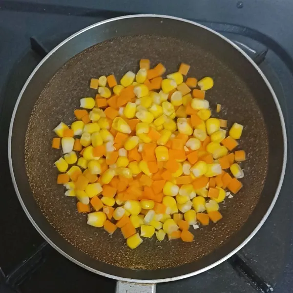 Masukkan jagung dan wortel. Rebus selama 3-5 menit, hingga wortel empuk.