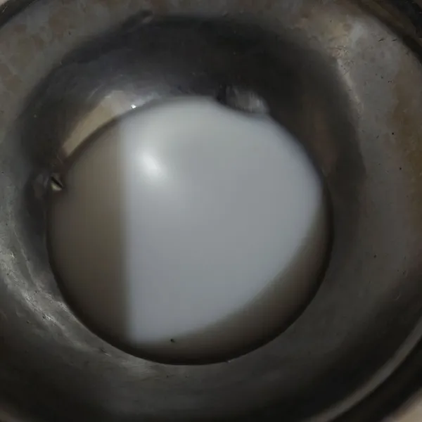 Larutkan tepung maizena dengan 50ml air matang.
