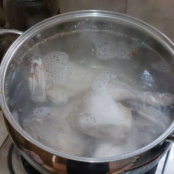 Didihkan, masukan ayam. Rebus sampai mendidih. Buang airnya. Kembali didihkan 3 liter air, tambahkan ayam.