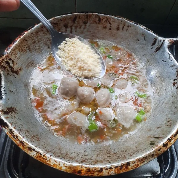 Tambahkan gula, garam, kaldu bubuk dan kecap asin.