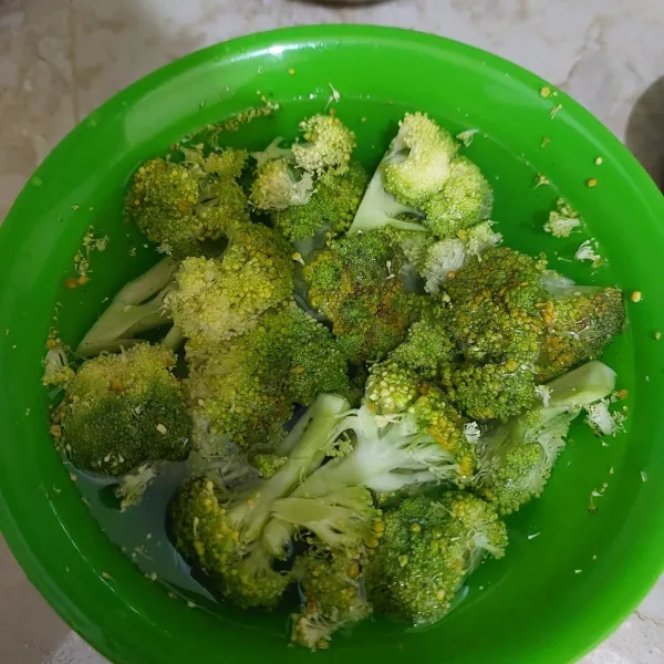 Cuci bersih brokoli dengan ditaburi garam lalu potong sesuai selera.