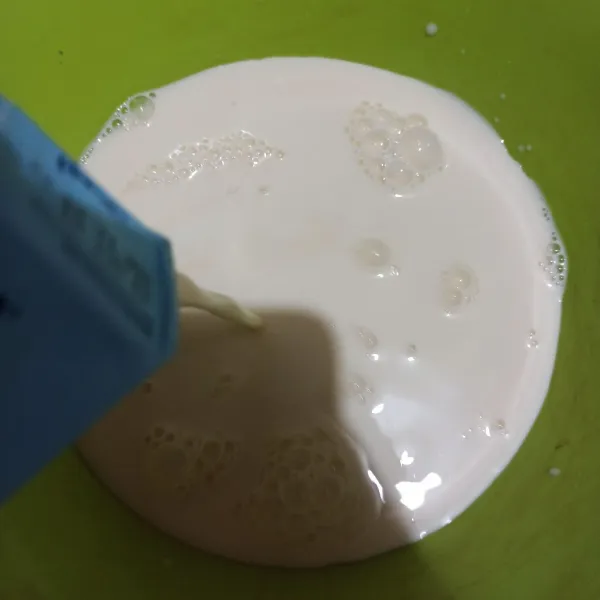 Campur susu evaporasi dan susu uht.