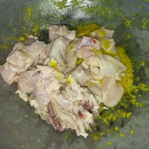 Masukkan potongan daging ayam, aduk rata, masak hingga daging ayam berubah warna.