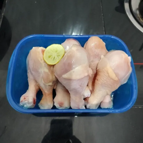 Lumuri paha ayam dengan air perasan jeruk nipis, remas perlahan lalu cuci bersih.