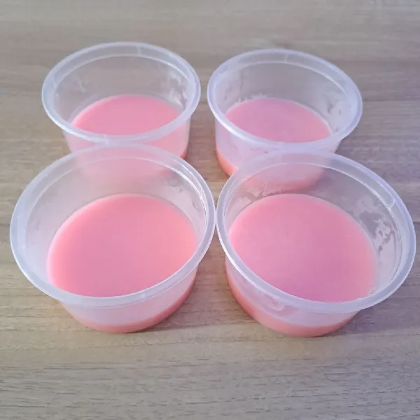 Tuang adonan puding ½ tinggi cup agar-agar. Biarkan sampai dingin dan set.