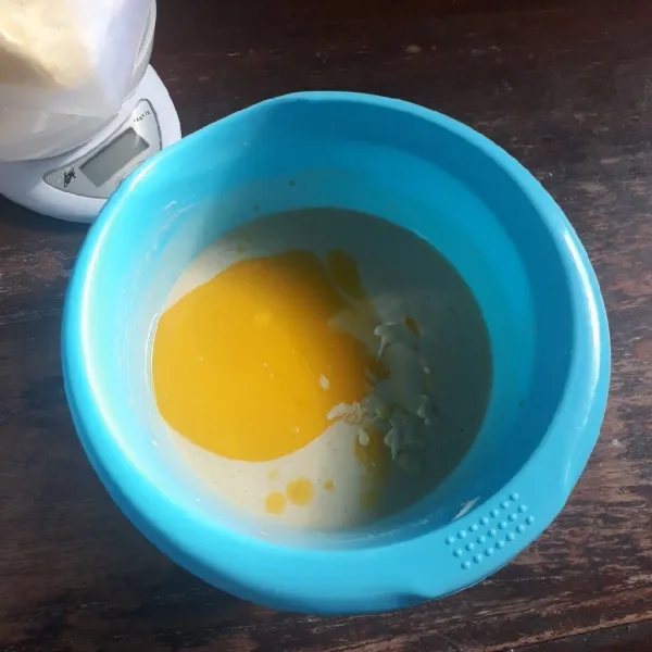 Masukkan air dan susu cair sedikit demi sedikit sambil diaduk hingga rata dan licin. Masukkan margarin, aduk rata kembali. Tutup adonan dan istirahatkan selama 30 menit.