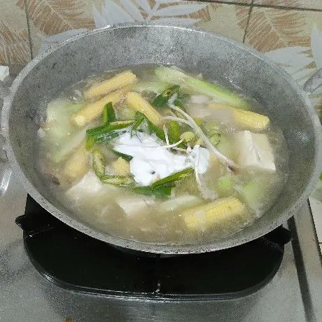 Terakhir masukkan santan secukupnya.