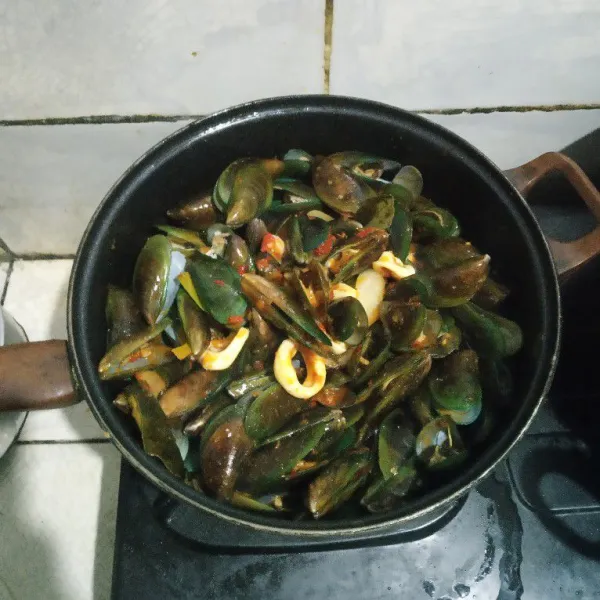 Terakhir masukkan kerang, masak sebentar. Sajikan.