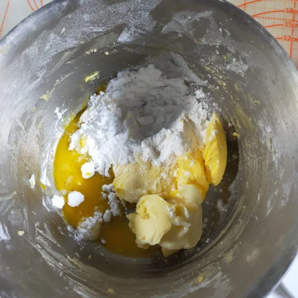 Siapkan mangkok, masukkan kuning telur, butter, margarin dan gula halus.