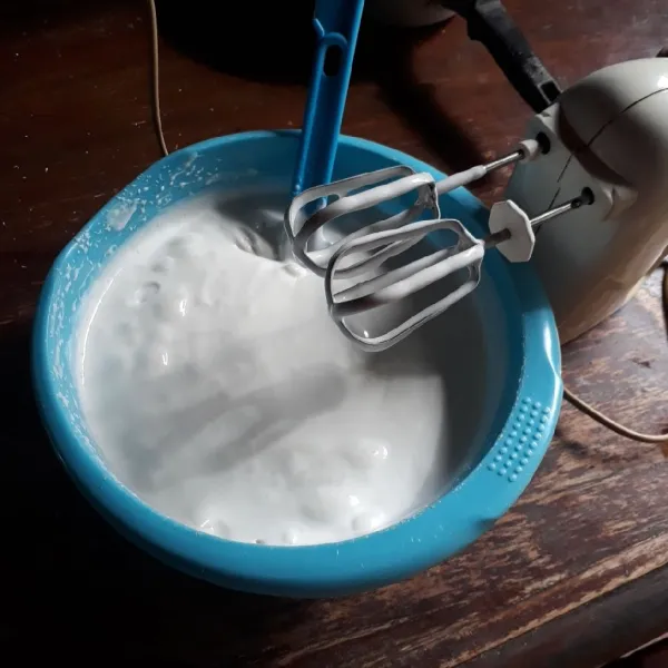 Mixer putih telur, gula dan SP dengan kecepatan tinggi hingga kental berjejak selama 10 menit.