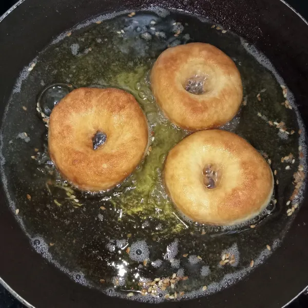 Setelah adonan mengembang panaskan minyak secukupnya kemudian goreng donat hingga kuning keemasan cukup balik donat sekali saja supaya ring yang keluar.