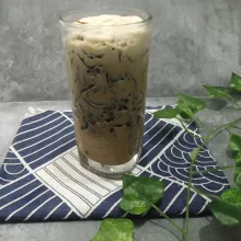 Tuang minuman kopi, sajikan.