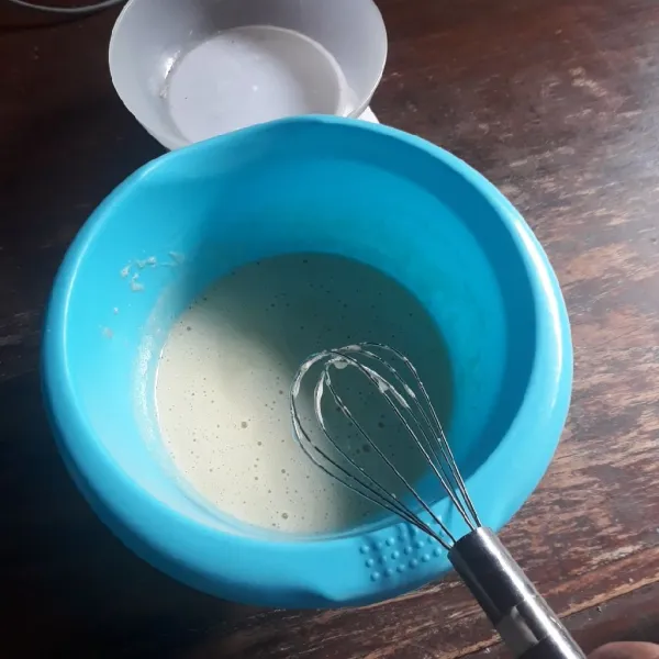 Campurkan telur dan gula. Aduk dengan whisk hingga gula larut.