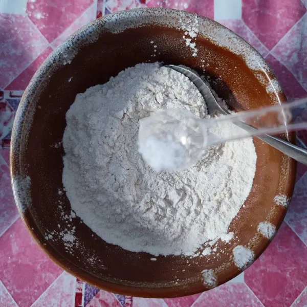 Campur tepung terigu, tepung beras dan tepung tapioka, aduk rata. Tambahkan gula dan garam, aduk rata kembali.