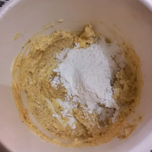 Masukkan tepung terigu dan tepung maizena, aduk rata. Takaran tepung terigu disesuaikan hingga adonan bisa dibentuk.
